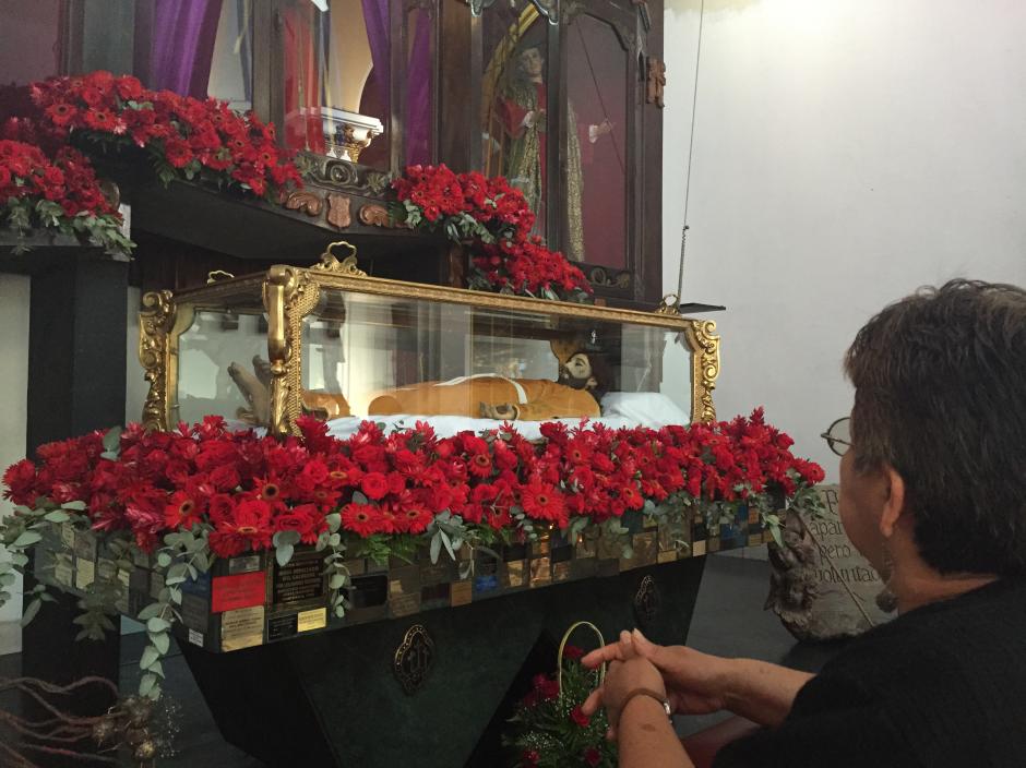 La imagen de Cristo Yacente de la parroquia El Calvario est&aacute; lista para ser procesioanda el Viernes Santo. (Foto: Evelyn de Le&oacute;n/Soy502)