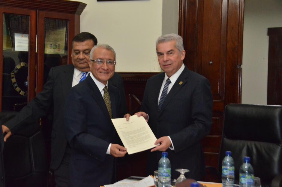 El presidente del Congreso, Luis Rabbé, recibió la propuesta de Julio Solorzano, presidente en funciones del Tribunal Supremo Electoral. (Foto: Cortesía José Antonio Castro)