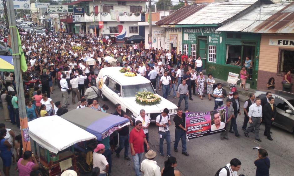 Los cuerpos de los periodistas Danilo López y Federico Salazar fueron sepultados en el Cementerio General de Mazatenango. (Foto: Julio Rodas)&nbsp;