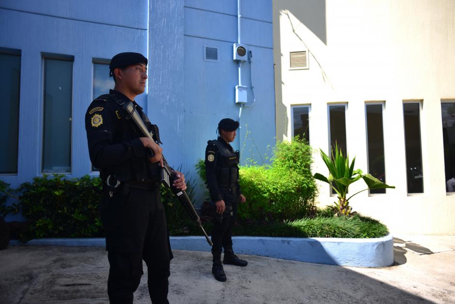Agentes de la Polic&iacute;a Nacional Civil resguardan las afueras del Hospital Centro M&eacute;dico. (Foto: Jes&uacute;s Alfonso/Soy502)