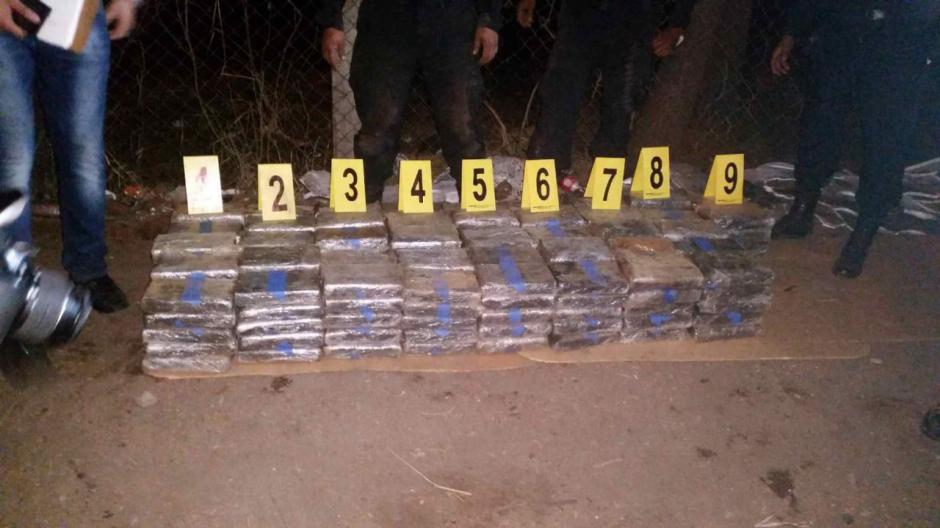 Los 210 paquetes de coca&iacute;na eran transportados en un compartimento oculto del cami&oacute;n gr&uacute;a. (Foto: PNC)&nbsp;
