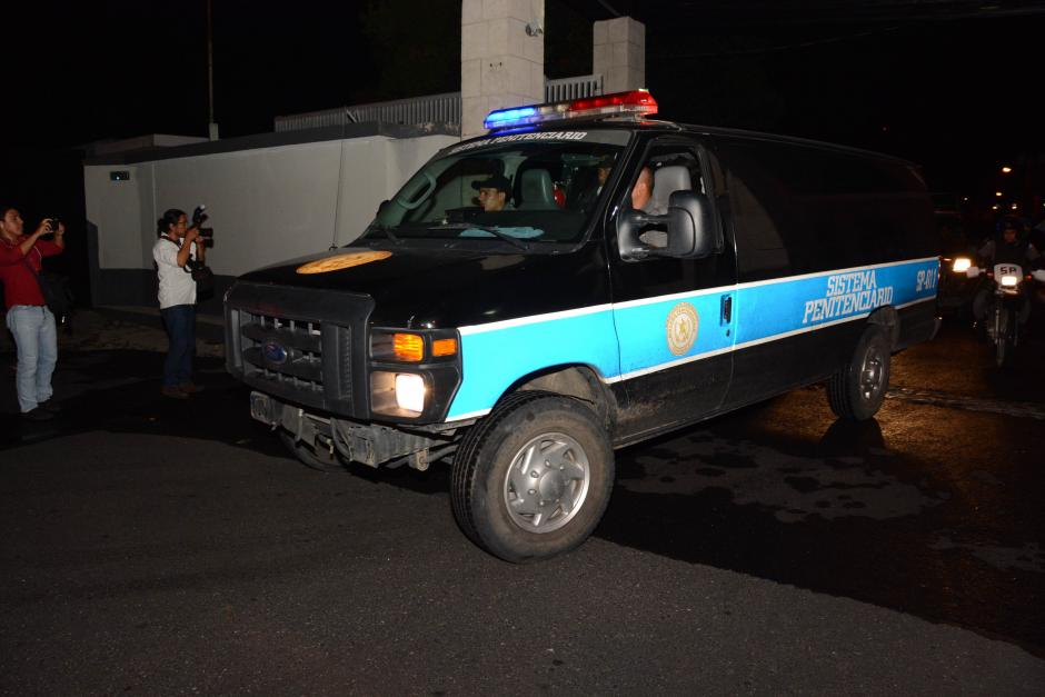 Un veh&iacute;culo del Sistema Penitenciario sale del Cuartel de Matamoros para trasladar a Baldetti a la C&aacute;rcel de Santa Teresa. (Foto: Juan Carlos Rax&oacute;n/Nuestro Diario)&nbsp;