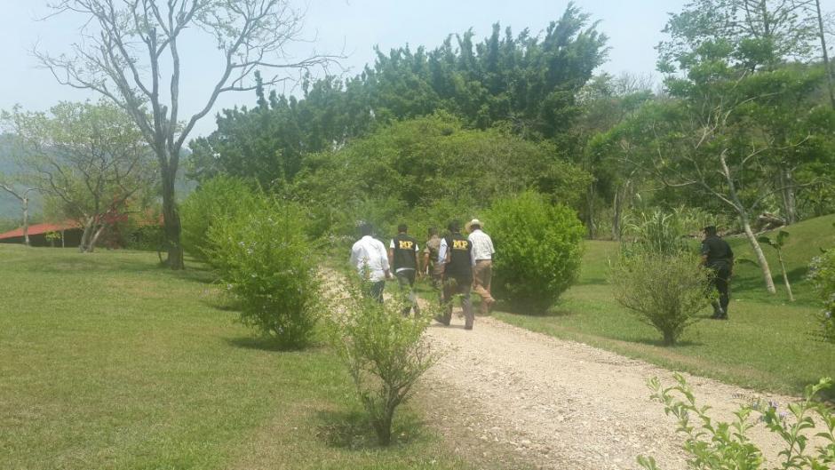 En esta finca, llamada San José Las Lágrimas, podría haberse escondido Juan Carlos Monzón, ex Secretario Privado de la Vicepresidenta Roxana Baldetti y cabeza de la red que operaba en la SAT.&nbsp;