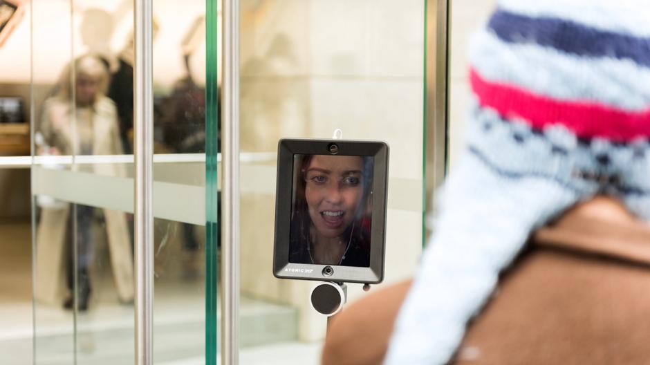 Un robot hace cola para poder comprar el nuevo iPhone en Australia. (Imagen: Mashable)