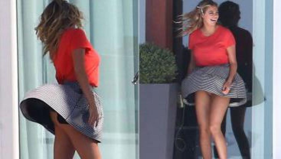 La top model Kate Upton sufre con su corta falta y el fuerte viento.&nbsp;