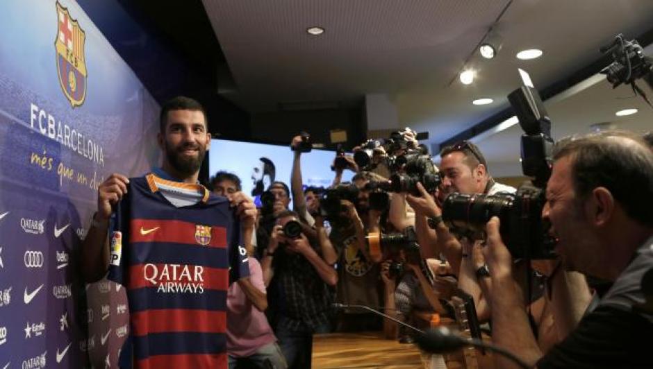 Arda Turan, causa sensaci&oacute;n a su llegada al FC Barcelona y ya vende miles de camisetas con su nombre. (Foto: EFE)
