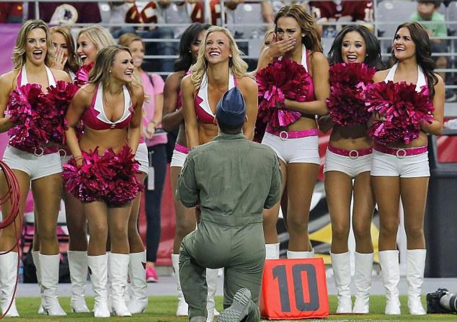 El enamorado piloto pide matromonio a&nbsp; una porrista en pleno partido de la NFL. (Foto: Diario Record.)
