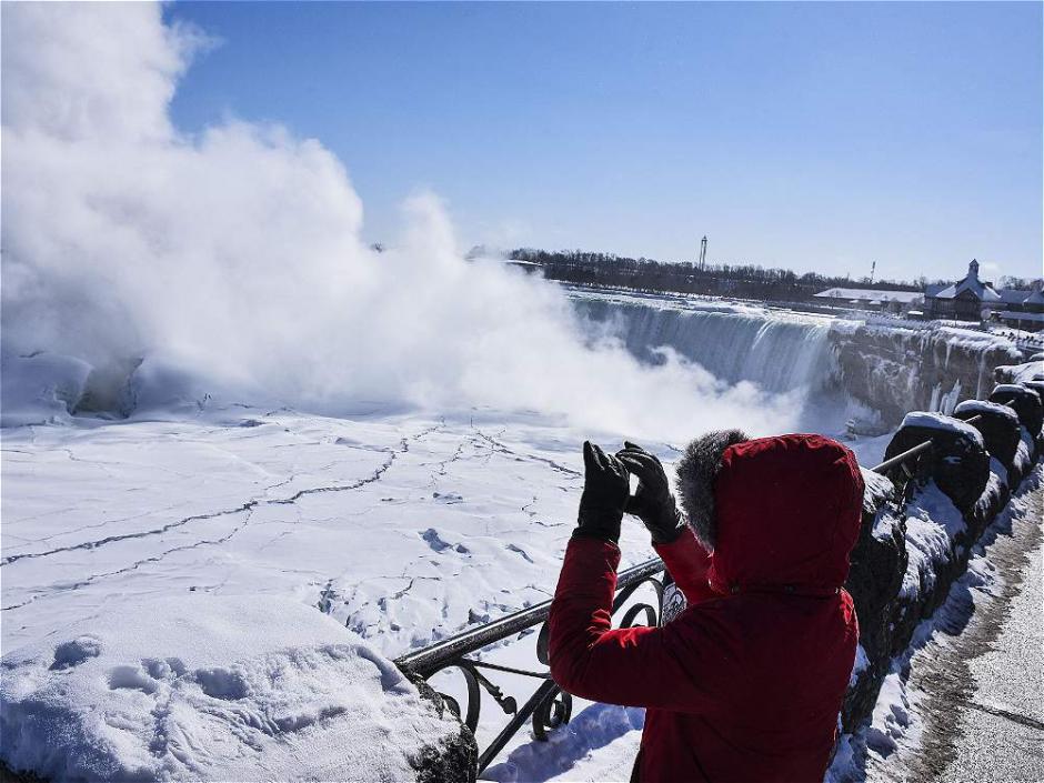 Un turista capta el momento del derretimiento de las cataratas. (Foto: AFP)