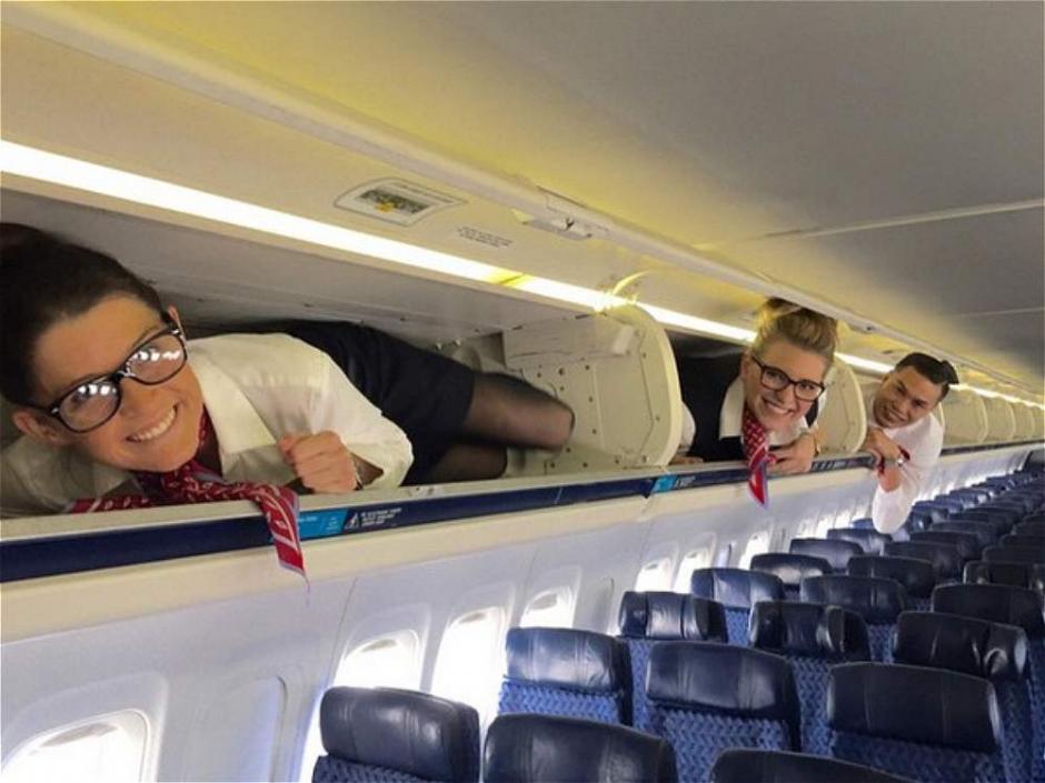 Los sobrecargo de los aviones tienen un hashtag en Instagram exclusivo para ellos #Overheadbin. (Foto: eltiempo.com)