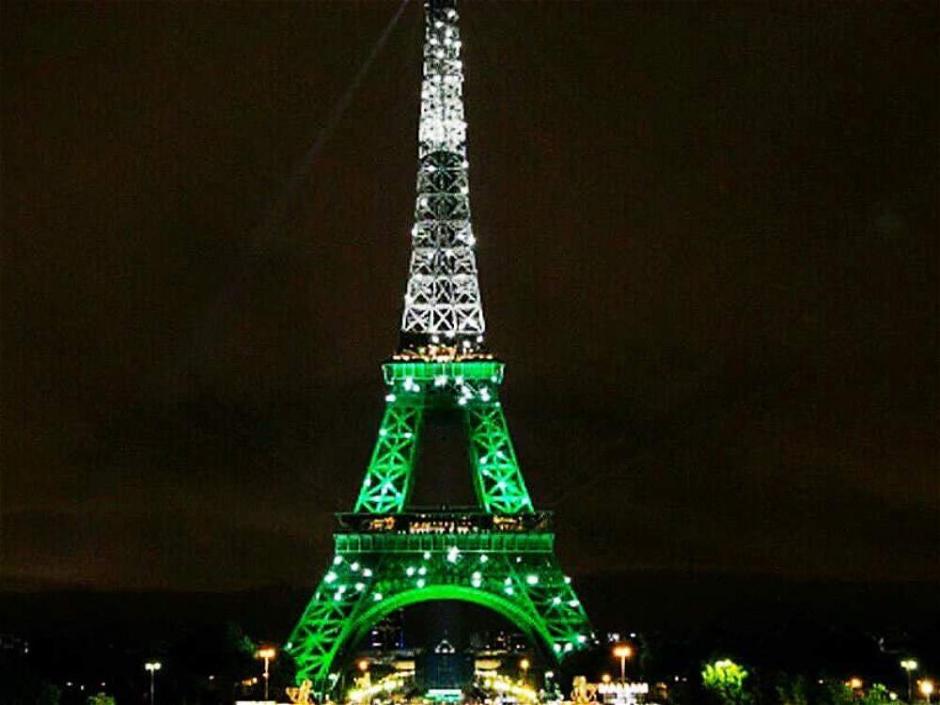 La torre Eiffel se ilumin&oacute; de verde en homenaje al club Chapecoense. (Foto: Twitter)