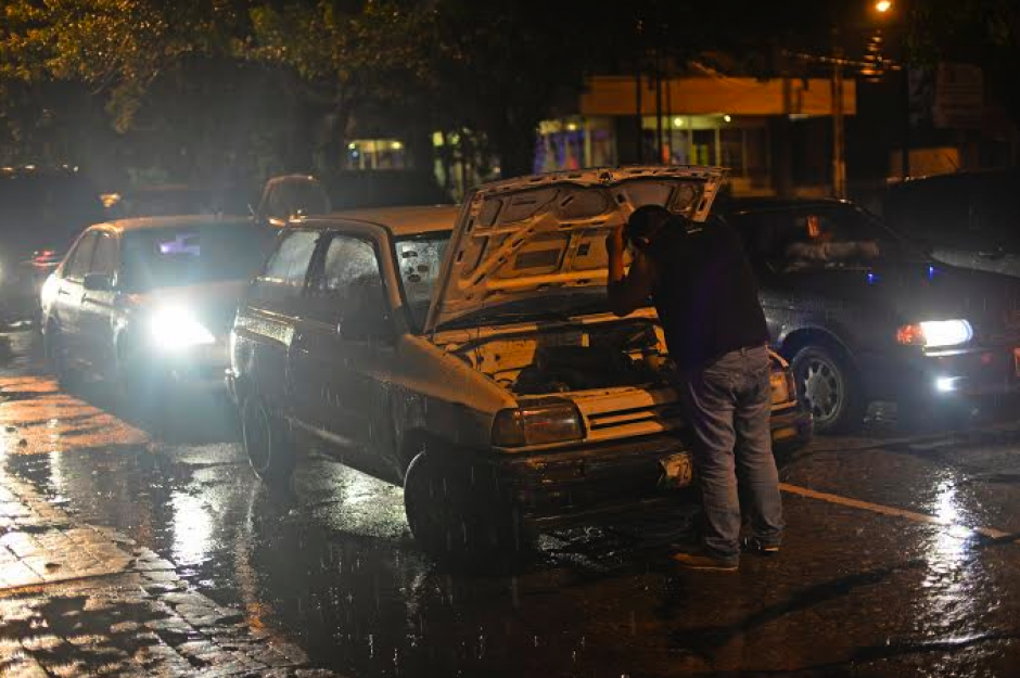 Veh&iacute;culos con desperfectos mec&aacute;nicos terminaron de complicar el tr&aacute;fico en una jornada dif&iacute;cil. (Foto: Esteban Biba/ Soy502)