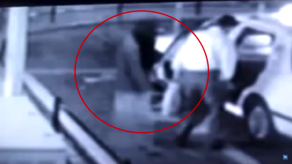 La sombra de una mujer aparece en las im&aacute;genes del video. (Foto: Tomado de YouTube)