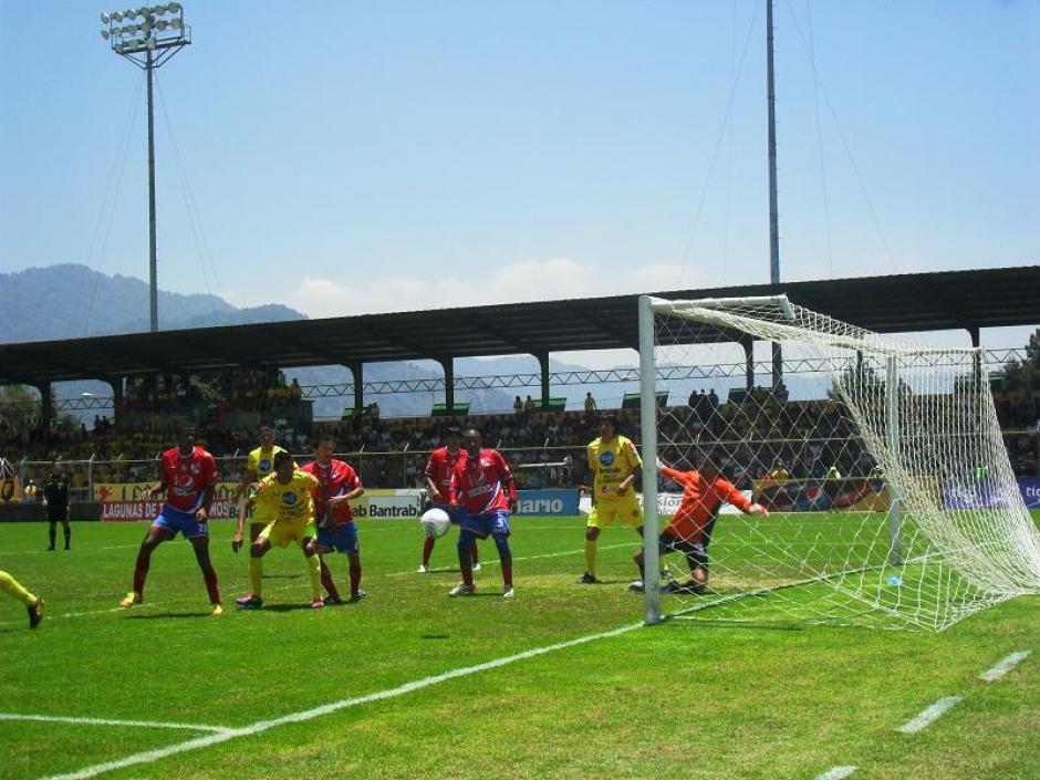 El cl&aacute;sico de occidente se disputar&aacute; a puerta cerrada debido a supuestos insultos racistas contra un futbolista rival en la segunda fecha del Apertura 2014. (Foto: Nuestro Diario)