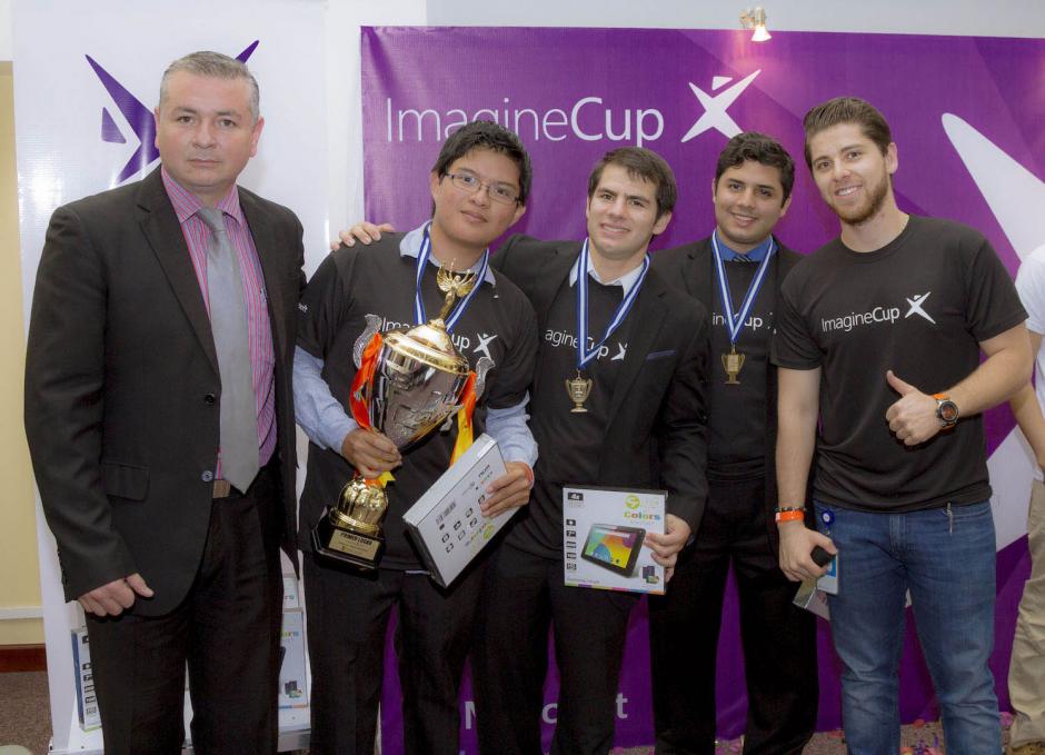 Representante de Microsoft entrega los premios a los ganadores. (Foto: Eddie Lara/Soy502)