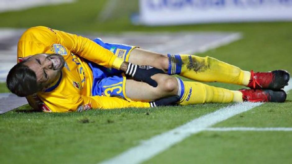 El defensor Luis Mart&iacute;nez sali&oacute; en camilla tras lesionarse. (Foto: Imagino)