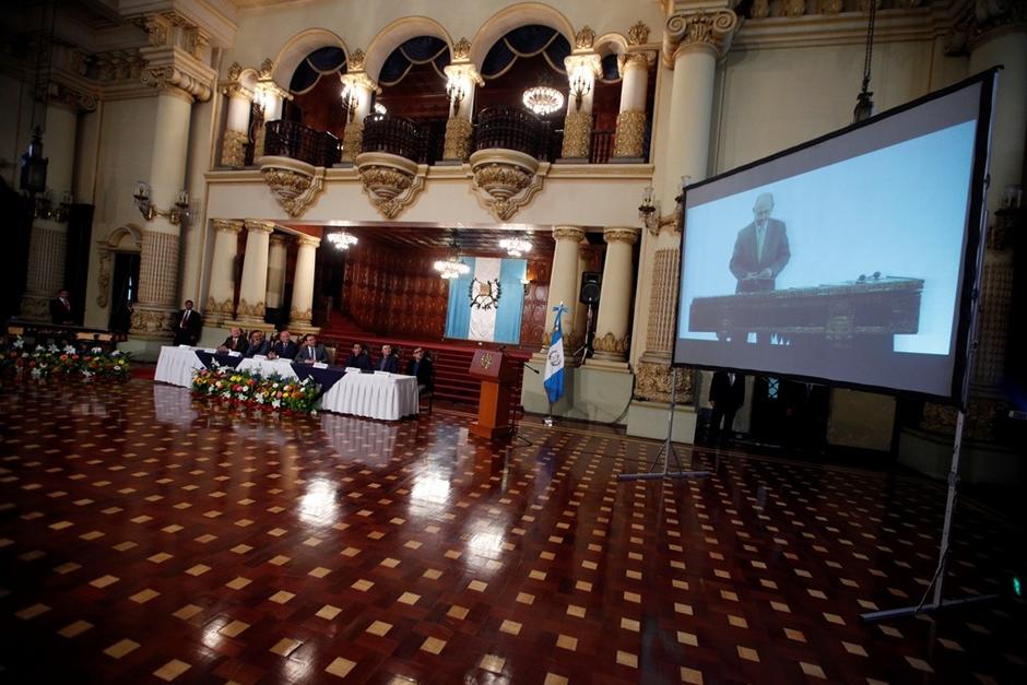 En la pantalla puede verse al maestro Lester God&iacute;nez. . (Foto: Gobierno de Guatemala)
