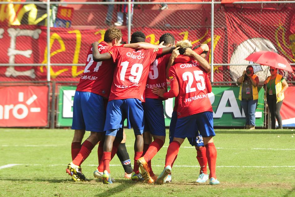 Los ediles tuvieron que esperar hasta el &uacute;ltimo minuto para poder celebrar el gol del triunfo. (Imer Lucero/Nuestro Diario)