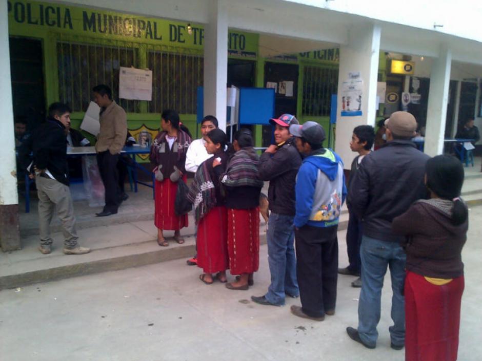 Las filas de votantes se pod&iacute;an apreciar desde muy temprano, cuando los centros apenas abr&iacute;an.&nbsp;(Foto: Edgar L&oacute;pez/ Nuestro Diario)