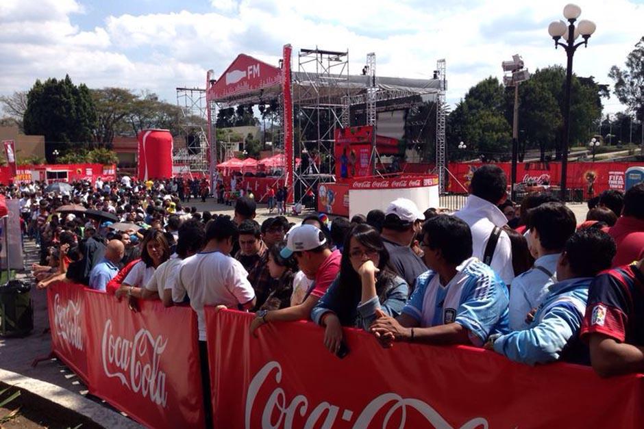 Desde tempranas horas largas filas se formaron en los alrededores del Parque de la Industria y al medio d&iacute;a la presencia de aficionados fue mayor. (Foto: Soy502)