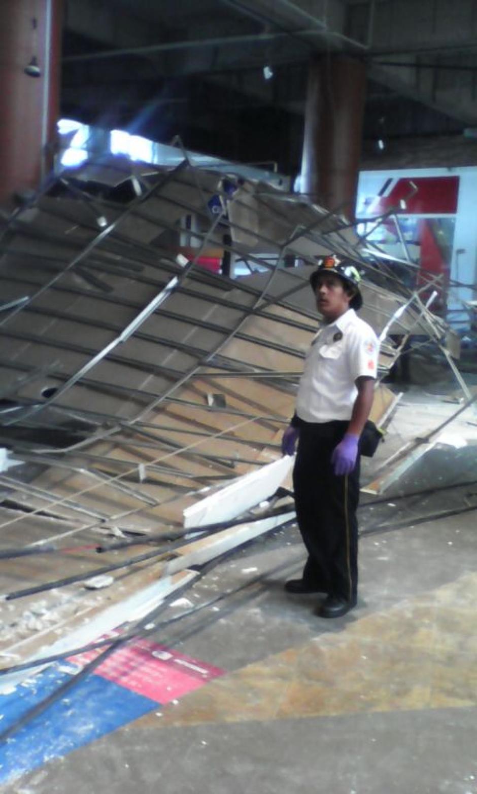 Una parte del cielo falso del C.C. de la zona 17 se desmplom&oacute;. (Foto:Luis Quintanilla)&nbsp;