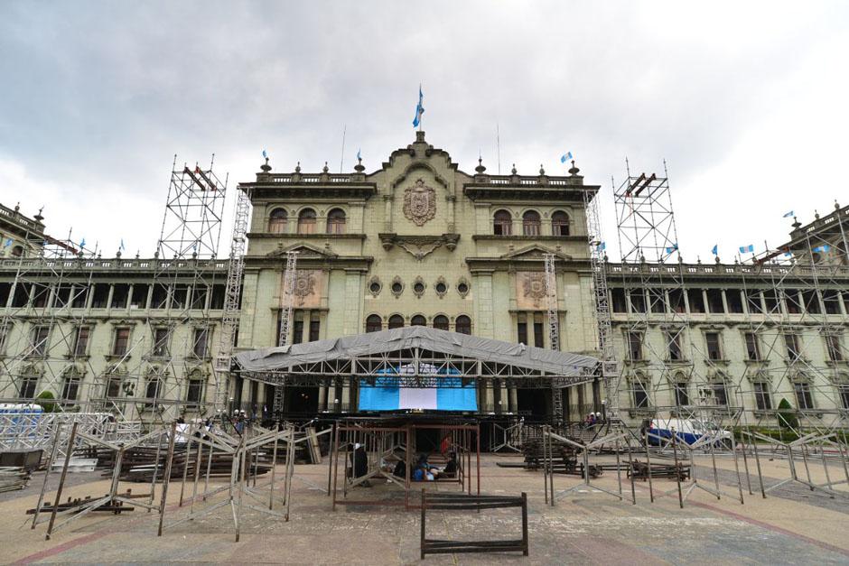 Un escenario de grandes proporciones se instala en la Plaza de la Constituci&oacute;n y servir&aacute; para que el domingo sea proclamado precandidato presidencial Alejandro Sinibaldi (Foto: Wilder L&oacute;pez/Soy502)