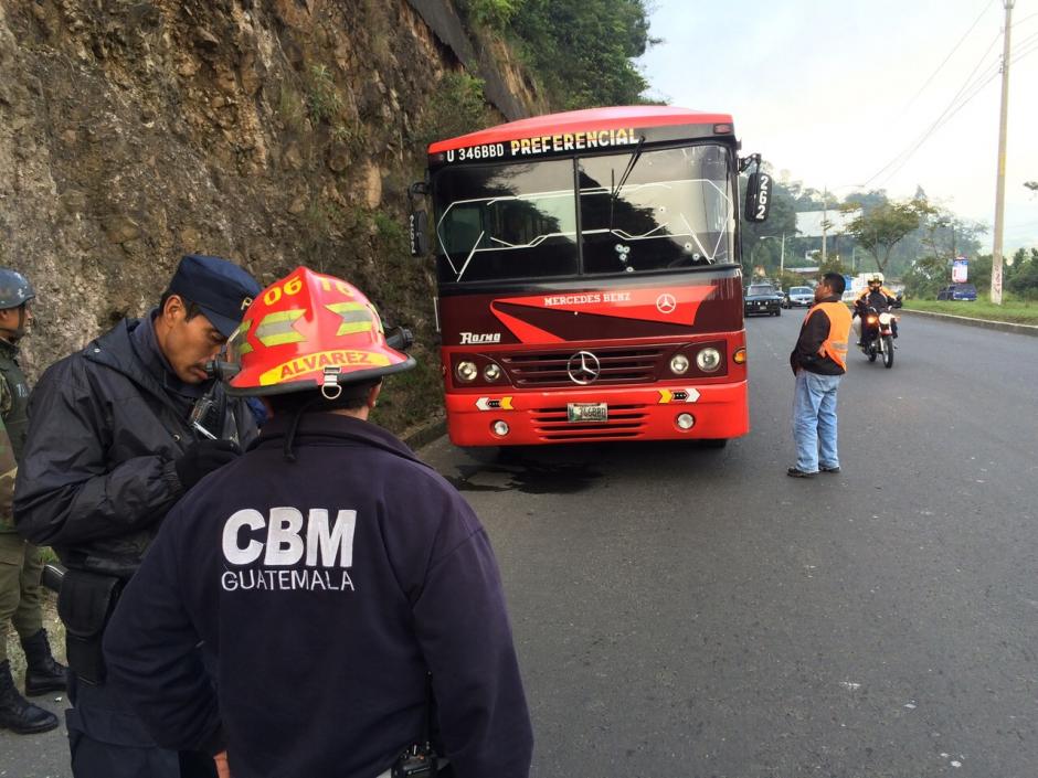 El piloto del bus se salv&oacute; de morir en el ataque la ma&ntilde;ana de este s&aacute;bado, pero tres pasajeros resultaron heridos. (Foto: Bomberos Municipales)