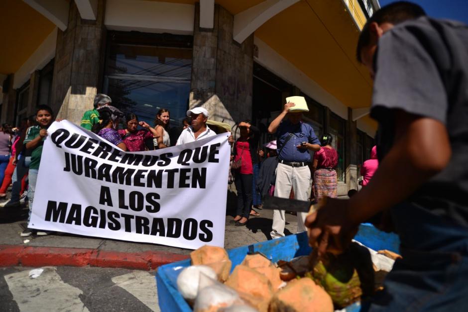 Manifestantes exig&iacute;an que se juramenten a los magistrados. (Foto: Wilder L&oacute;pez/Soy502)
