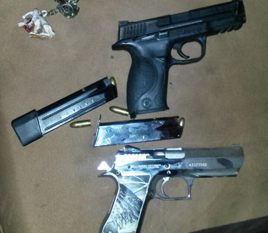 Durante el operativo efectuado en Escuintla también se decomisaron dos armas de fuego. (Foto MP/Soy502)