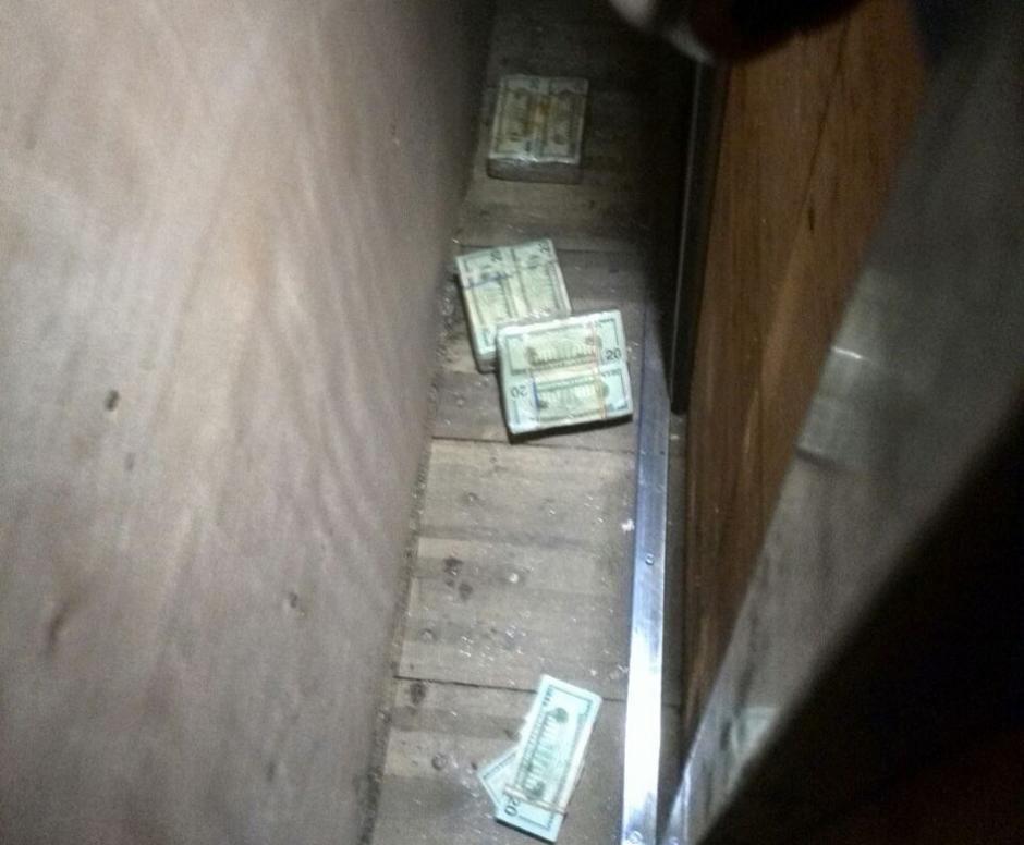 Los d&oacute;lares fueron encontrados en la parte trasera del cami&oacute;n. (Foto MP)