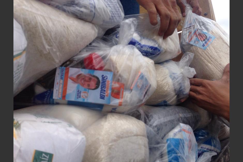 La entrega de estas bolsas provocó una multa de 250 mil dólares para el partido Patriota que ahora solicitó un amparo ante la CSJ para evitar pagarla. (Foto: Archivo/Soy502)