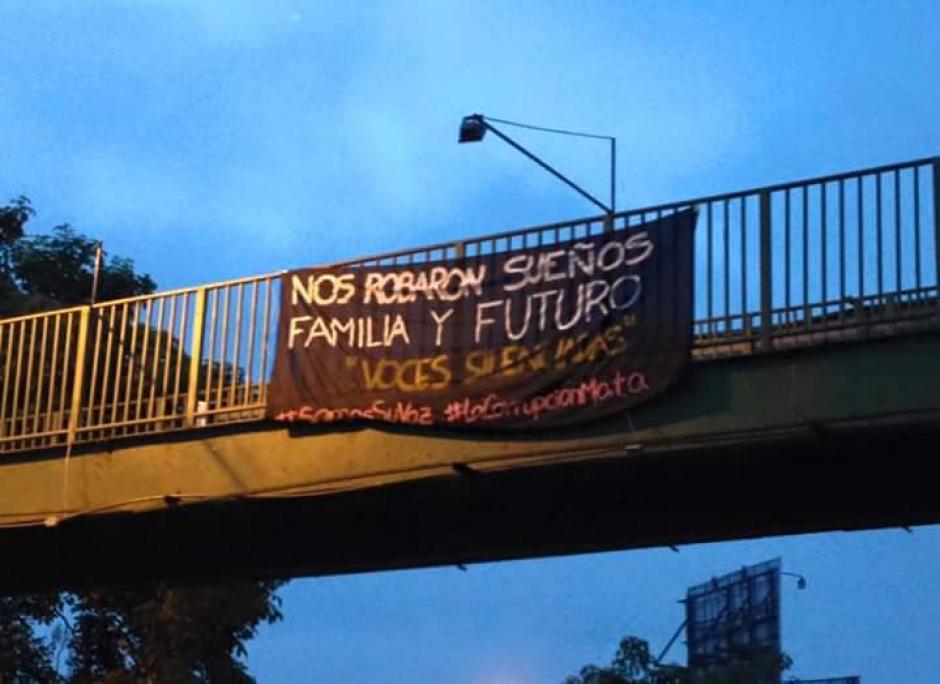 Con la frase &ldquo;La corrupci&oacute;n mata&ldquo;, esta manta fue colocada en la calzada Roosvelt.&nbsp;