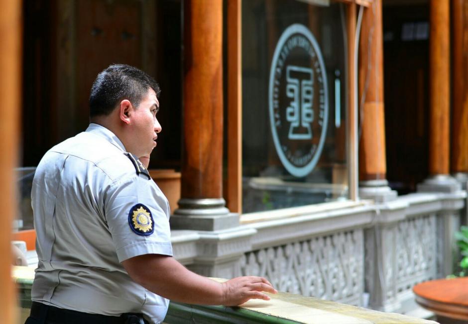 Oficiales de la PNC participaron en una reunión con autoridades del TSE para definir prioridades y revisar el listado de municipios considerados conflictivos para estas elecciones. (Foto: Wilder López/Soy502)