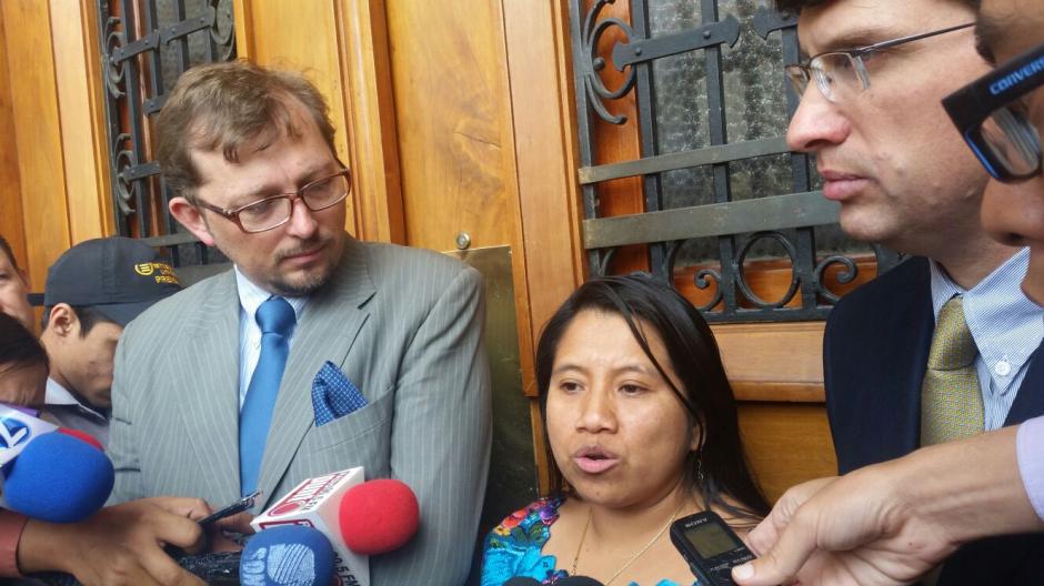 La Ministra de Trabajo, acompa&ntilde;ada del Ministro de Econom&iacute;a y del Vocero Presidencial, explican las razones para derogar el salario m&iacute;nimo diferenciado. (Foto: Presidencia)&nbsp;