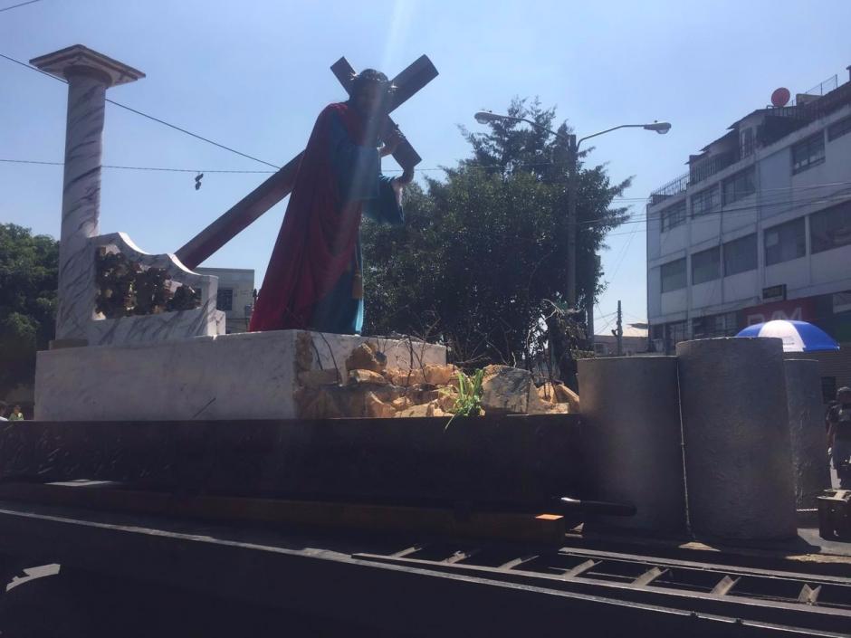 El anda que recorrer&iacute;a la alfombra m&aacute;s grande de la capital tuvo que ser cambiada por otra. (Foto: @EmisorasUnidas)