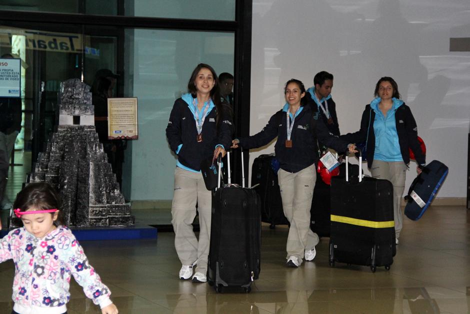 Los atletas del taekwondo a su llegada al aeropuerto la Aurora, provenientes de Per&uacute;. (Luis Barrios/Soy502)