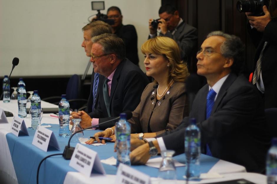 Embajadores de diversos países europeos se presentaron este miércoles al Congreso para manifestar su apoyo al Legislativo, indicando que les "quedó grande el traje político", ya que no se ve claro el panorama de las reformas a la Ley Electoral. (Foto: Alexis Batres/Soy502)