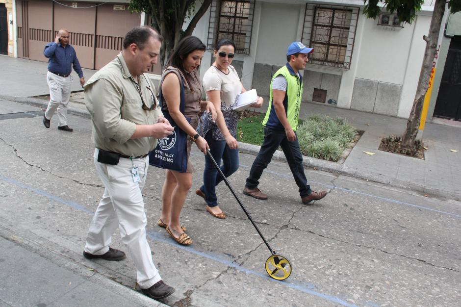 Evelyn Carrera, representante de los Record Guinness verifica la distancia que cubrirá este jueves la alfombra más larga del mundo. &nbsp;(Foto: Antonio Ordoñez/Soy502)