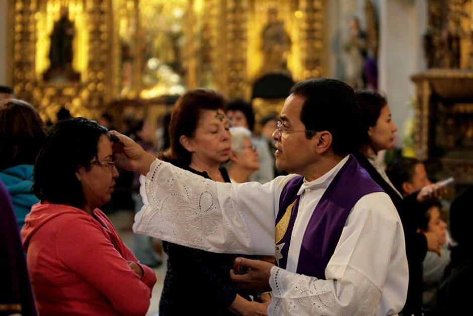 Decenas de cat&oacute;licos participan en la imposici&oacute;n de la ceniza. (Foto:Rodrigo Garrido)