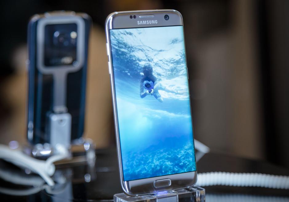 As&iacute; luce el nuevo Samsung S7, m&aacute;s delgado y con m&aacute;s capacidades. (Foto: Eddie Lara /Soy502)