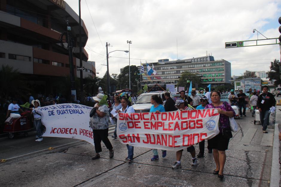 La marcha pac&iacute;fica sali&oacute; de la Plaza Italia con rumbo al centro de la ciudad para llegar al Congreso, la Corte de Constitucionalidad y finalizar en el Palacio Nacional. (Foto: Alejandro Balan/Soy502)