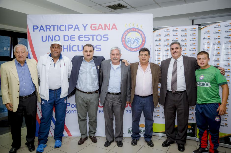 Directivos del Club Social y Deportivo Xelaj&uacute; M.C. junto a directivos de Banrural y Jefferson Dub&oacute;n, miembro de las fuerzas b&aacute;sicas del club. (Foto: George Rojas / Soy502)