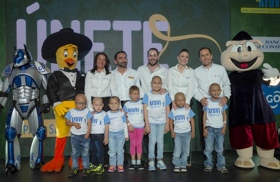 Representante de Fundaci&oacute;n AYUVI, Pollo Campero, Pepsi, Tigo y Banco G&T Continental, junto a ni&ntilde;os beneficiados. (Foto: George Rojas/Soy502)