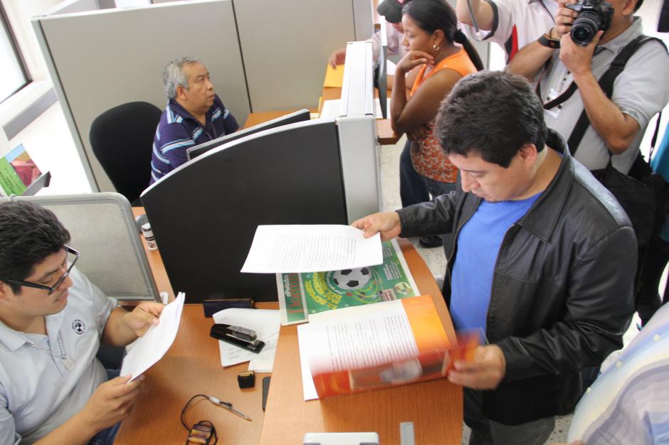Álvaro Velásquez, representante de la Plataforma Ciudadana se presentó el domingo al Ministerio Público para denunciar penalmente y solicitar un antejuicio contra el Presidente Otto Pérez Molina. &nbsp;(Foto: Antonio Ordoñez/Soy502)