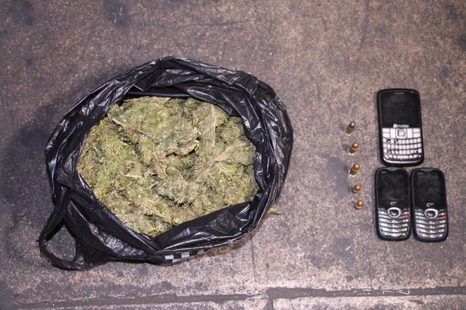 Media libra de marihuana, tres celulares y cinco municiones para arma de fuego de distintos calibres fueron incautados al menor de 16 a&ntilde;os. (Foto: PNC)