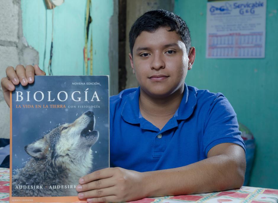 Walter Aragón es un ejemplo de esfuerzo y anhelo por aprender; sabe cinco idiomas y la biología es su pasión. (Foto: George Rojas/Soy502)