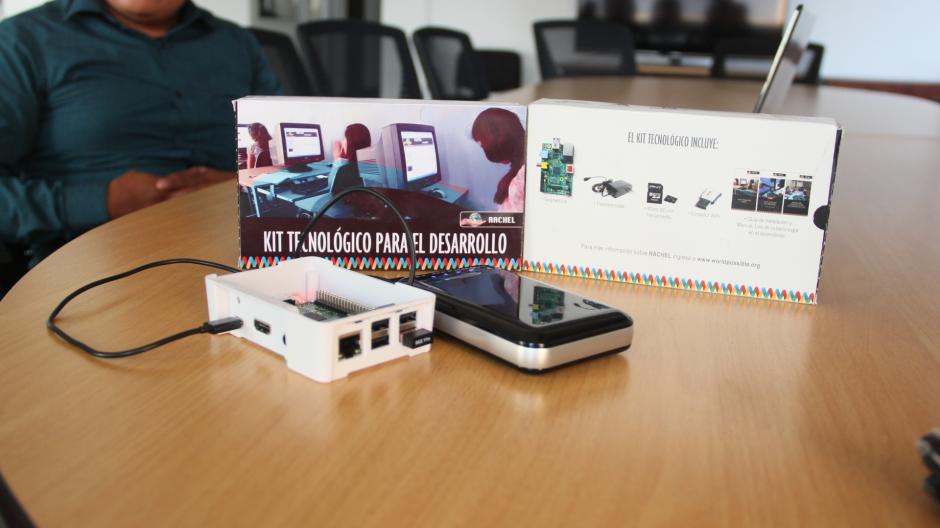 El equipo es b&aacute;sico para conectarse a una red de computadoras y tambi&eacute;n para la emisi&oacute;n de se&ntilde;al wifi. La micro SD contiene m&aacute;s de 50 gigabytes de informaci&oacute;n adecuada para la educaci&oacute;n primaria. (Foto: Nimsi Rosales/Soy502)