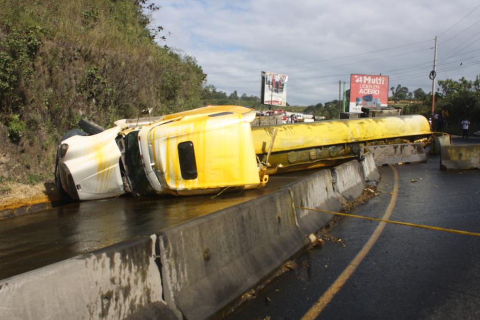 El cami&oacute;n cisterna volc&oacute; en el kil&oacute;metro 23 de la ruta al Pac&iacute;fico provocando caos vial. (Foto: Bomberos Voluntarios) 