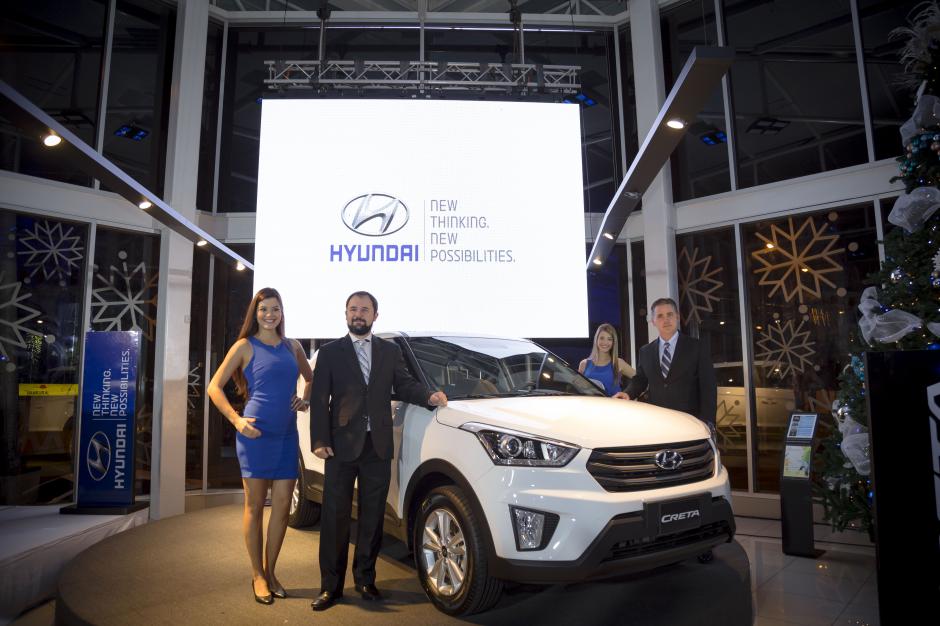 Jos&eacute; Enrique Rubio, gerente de marca de Hyundai Guatemala y Cristian Siebold, gerente general de Tec&uacute;n Automotores, presentan la nueva Hyundai Creta. (Foto: George Rojas / Soy502)
