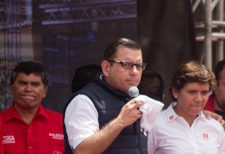 La actividad fue encabezada por Manuel Baldiz&oacute;n (centro), candidato a la Presidencia; Arnoldo Medrano (izq), alcalde de Chinautla; y Liz del Cid Medrano (der), postulante a Jefe Edil del municipio. (Foto Alejandro Bal&aacute;n/Soy502)