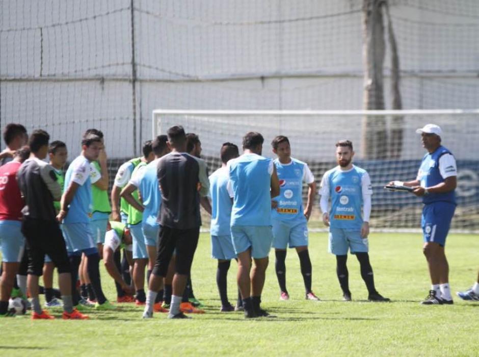 Claverí habló con el grupo durante el entrenamiento matutino del martes 15 de marzo. (Foto: Luis Barrios/Soy502)